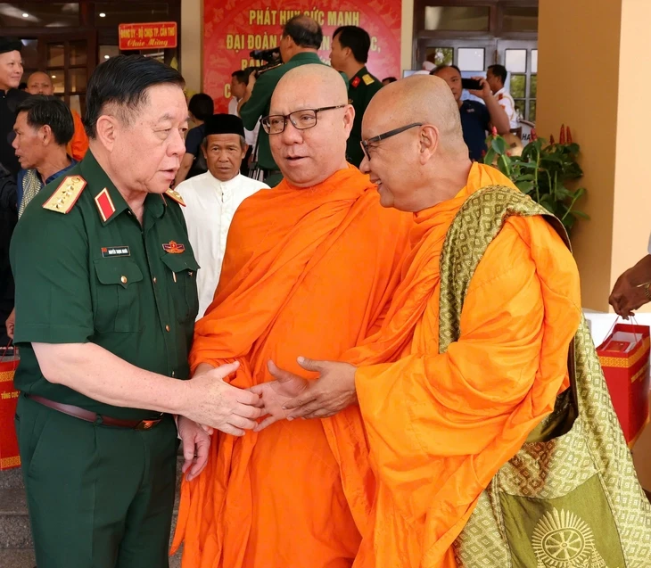 Đại tướng Nguyễn Trọng Nghĩa gặp mặt trưởng khu, trưởng ấp vùng Nam Bộ Đại tướng Nguyễn Trọng Nghĩa gặp mặt trưởng khu, trưởng ấp vùng Nam Bộ