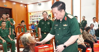 Đại tướng Nguyễn Trọng Nghĩa tặng quà các gia đình  chính sách, hộ nghèo ở Khánh Hòa