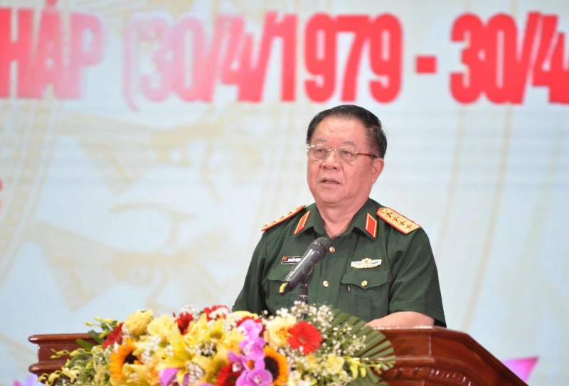 Đại tướng Nguyễn Trọng Nghĩa tặng quà học sinh, trao kinh phí xây nhà tình nghĩa Đại tướng Nguyễn Trọng Nghĩa tặng quà học sinh, trao kinh phí xây nhà tình nghĩa
