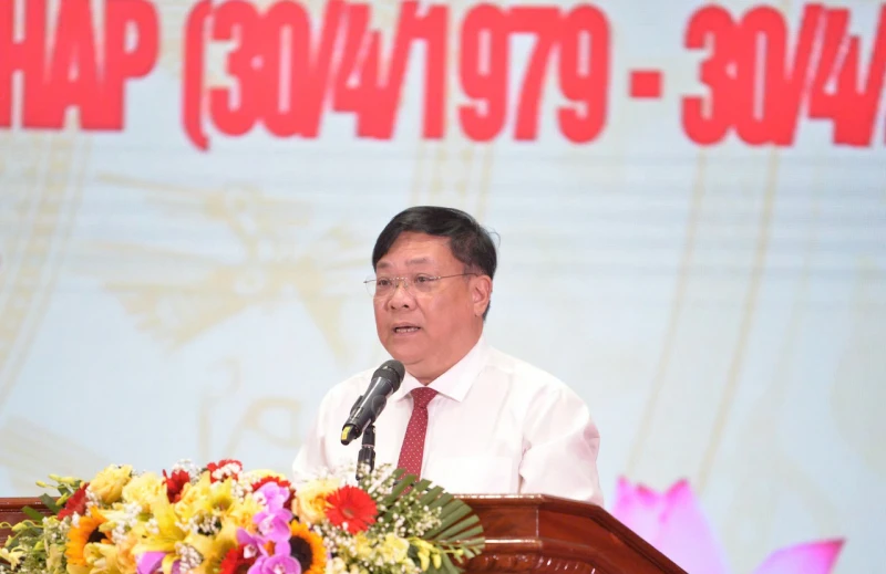 Đại tướng Nguyễn Trọng Nghĩa tặng quà học sinh, trao kinh phí xây nhà tình nghĩa Đại tướng Nguyễn Trọng Nghĩa tặng quà học sinh, trao kinh phí xây nhà tình nghĩa