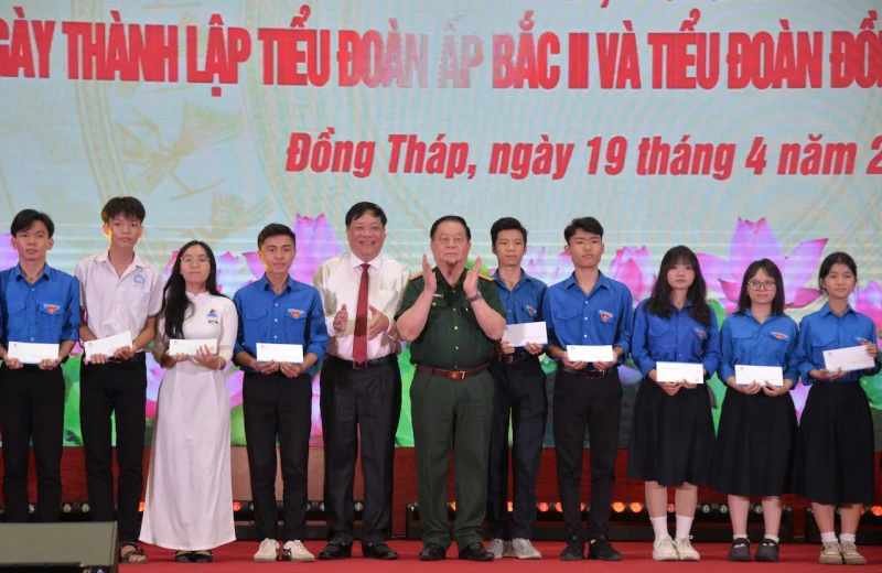 Đại tướng Nguyễn Trọng Nghĩa tặng quà học sinh, trao kinh phí xây nhà tình nghĩa Đại tướng Nguyễn Trọng Nghĩa tặng quà học sinh, trao kinh phí xây nhà tình nghĩa