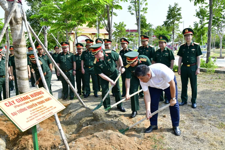 Đại tướng Nguyễn Trọng Nghĩa thăm, làm việc tại Trung đoàn 10 Đại tướng Nguyễn Trọng Nghĩa thăm, làm việc tại Trung đoàn 10