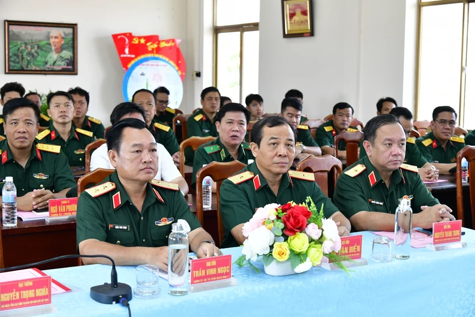 Đại tướng Nguyễn Trọng Nghĩa thăm, làm việc tại Trung đoàn 10 Đại tướng Nguyễn Trọng Nghĩa thăm, làm việc tại Trung đoàn 10