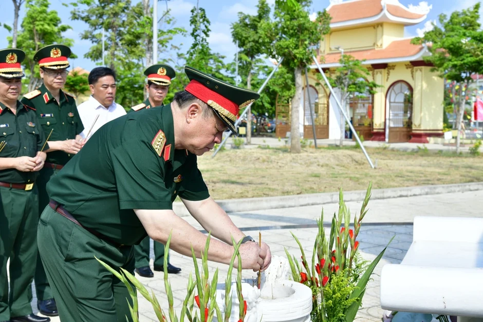 Đại tướng Nguyễn Trọng Nghĩa thăm, làm việc tại Trung đoàn 10 Đại tướng Nguyễn Trọng Nghĩa thăm, làm việc tại Trung đoàn 10