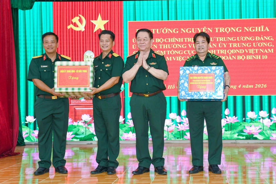 Đại tướng Nguyễn Trọng Nghĩa thăm, làm việc tại Trung đoàn 10 Đại tướng Nguyễn Trọng Nghĩa thăm, làm việc tại Trung đoàn 10