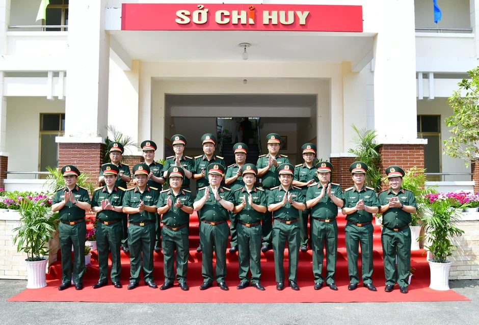 Đại tướng Nguyễn Trọng Nghĩa thăm, làm việc tại Trung đoàn 10 Đại tướng Nguyễn Trọng Nghĩa thăm, làm việc tại Trung đoàn 10