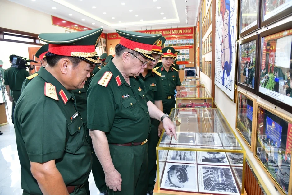 Đại tướng Nguyễn Trọng Nghĩa thăm, làm việc tại Trung đoàn 10 Đại tướng Nguyễn Trọng Nghĩa thăm, làm việc tại Trung đoàn 10