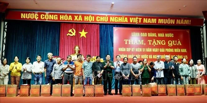 Đại tướng Nguyễn Trọng Nghĩa thăm, tặng quà gia đình chính sách tại Gia Lai Đại tướng Nguyễn Trọng Nghĩa thăm, tặng quà gia đình chính sách tại Gia Lai