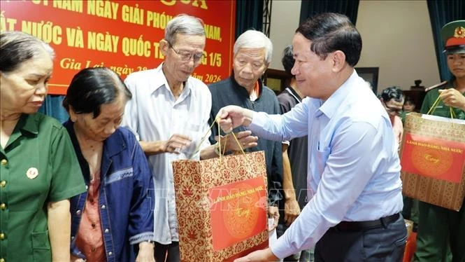 Đại tướng Nguyễn Trọng Nghĩa thăm, tặng quà gia đình chính sách tại Gia Lai Đại tướng Nguyễn Trọng Nghĩa thăm, tặng quà gia đình chính sách tại Gia Lai