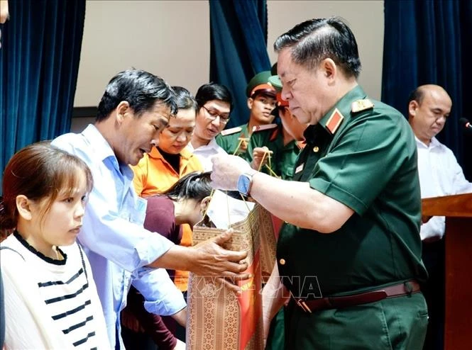 Đại tướng Nguyễn Trọng Nghĩa thăm, tặng quà gia đình chính sách tại Gia Lai Đại tướng Nguyễn Trọng Nghĩa thăm, tặng quà gia đình chính sách tại Gia Lai