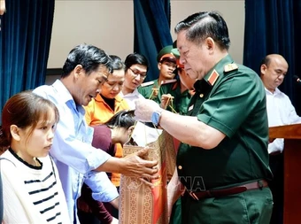 Đại tướng Nguyễn Trọng Nghĩa thăm, tặng quà gia đình chính sách tại Gia Lai