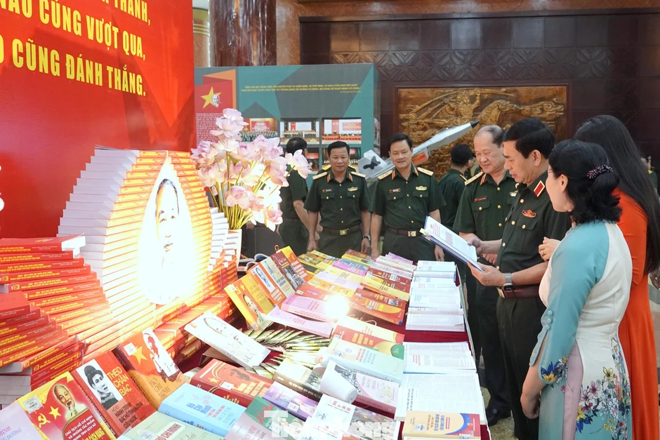 Đại tướng Phan Văn Giang chúc mừng 80 năm Cục Tuyên huấn Quân đội Đại tướng Phan Văn Giang chúc mừng 80 năm Cục Tuyên huấn Quân đội