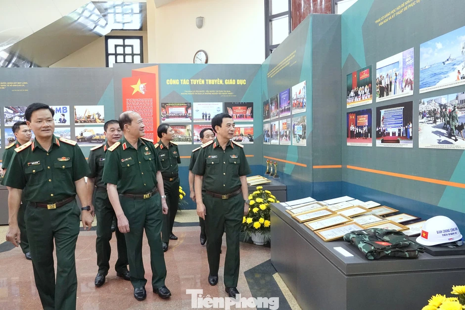 Đại tướng Phan Văn Giang chúc mừng 80 năm Cục Tuyên huấn Quân đội Đại tướng Phan Văn Giang chúc mừng 80 năm Cục Tuyên huấn Quân đội