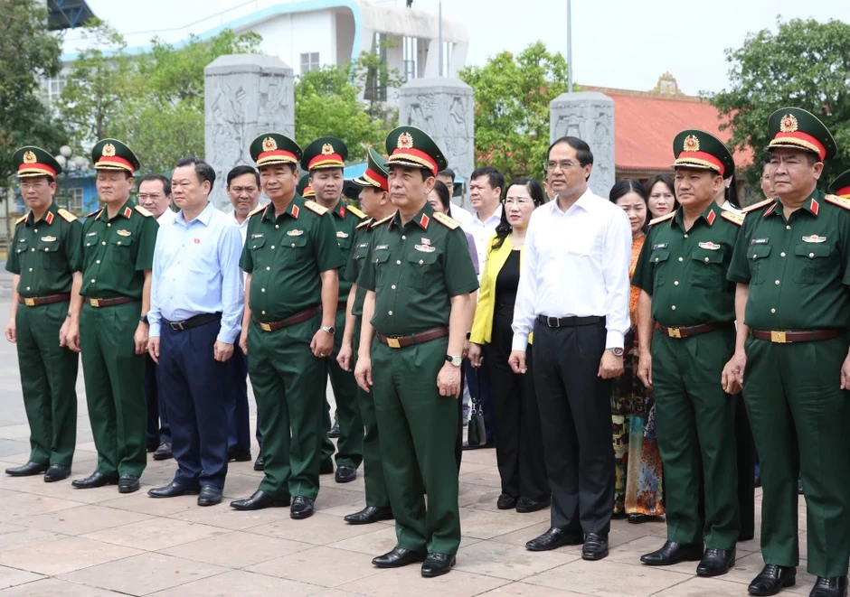 Đại tướng Phan Văn Giang dâng hương tri ân 60 liệt sĩ thanh niên xung phong Đại tướng Phan Văn Giang dâng hương tri ân 60 liệt sĩ thanh niên xung phong