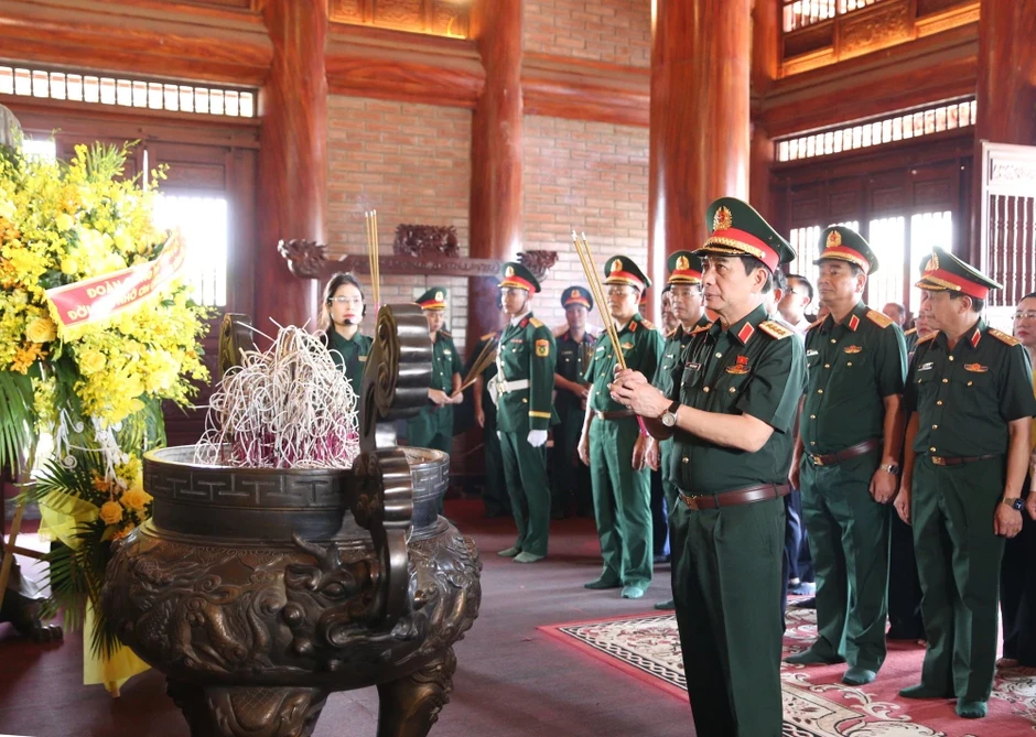 Đại tướng Phan Văn Giang dâng hương tri ân 60 liệt sĩ thanh niên xung phong Đại tướng Phan Văn Giang dâng hương tri ân 60 liệt sĩ thanh niên xung phong
