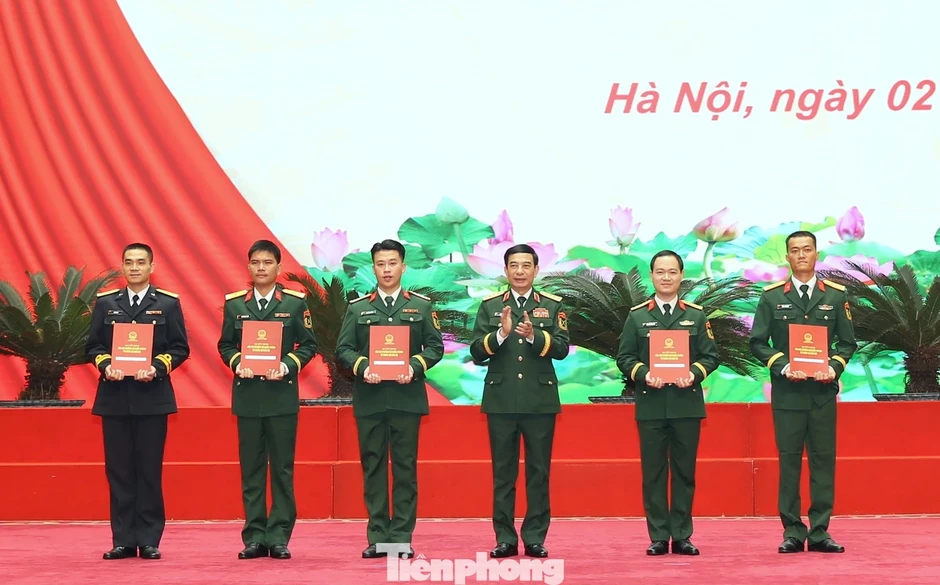 Đại tướng Phan Văn Giang trao phần thưởng đặc biệt cho 5 gương mặt trẻ tiêu biểu Đại tướng Phan Văn Giang trao phần thưởng đặc biệt cho 5 gương mặt trẻ tiêu biểu