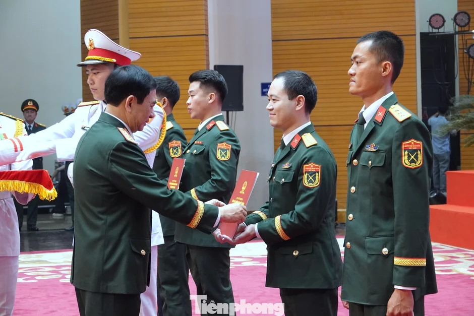Đại tướng Phan Văn Giang trao phần thưởng đặc biệt cho 5 gương mặt trẻ tiêu biểu Đại tướng Phan Văn Giang trao phần thưởng đặc biệt cho 5 gương mặt trẻ tiêu biểu