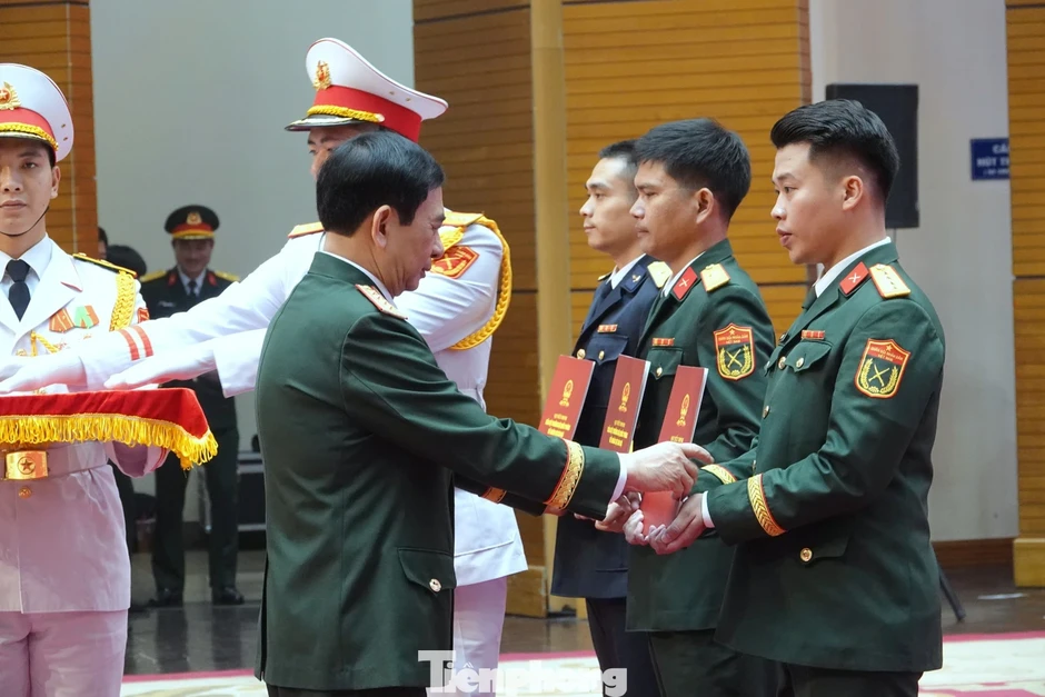 Đại tướng Phan Văn Giang trao phần thưởng đặc biệt cho 5 gương mặt trẻ tiêu biểu Đại tướng Phan Văn Giang trao phần thưởng đặc biệt cho 5 gương mặt trẻ tiêu biểu