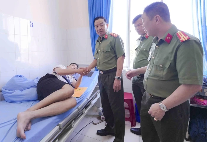 Đại uý Cảnh sát PCCC bị thương khi dập tắt đám cháy ở Đà Lạt Đại uý Cảnh sát PCCC bị thương khi dập tắt đám cháy ở Đà Lạt