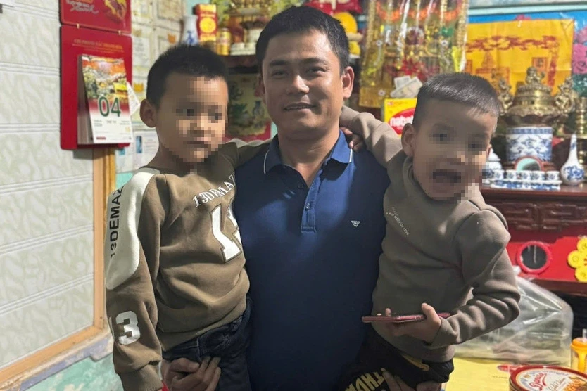 Đại úy công an cứu 2 bé trai từ hồ sâu Đại úy công an cứu 2 bé trai từ hồ sâu