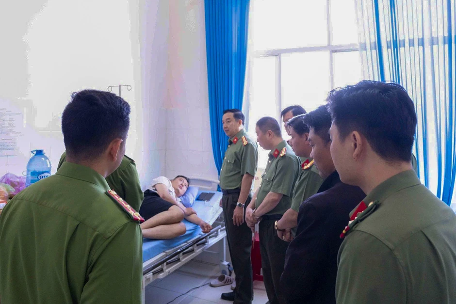 Đại uý công an rơi xuống đất khi dập lửa tại ngôi nhà cháy dữ dội Đại uý công an rơi xuống đất khi dập lửa tại ngôi nhà cháy dữ dội