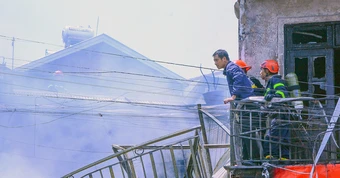 Đại uý công an rơi xuống đất khi dập lửa tại ngôi nhà cháy dữ dội
