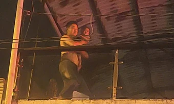 Đại úy cứu cháu bé kẹt trong nhà cháy được khen
