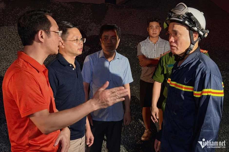 Đang cháy lớn nhà xưởng ở Hà Nội, cột khói đen bốc cao hàng chục mét Đang cháy lớn nhà xưởng ở Hà Nội, cột khói đen bốc cao hàng chục mét