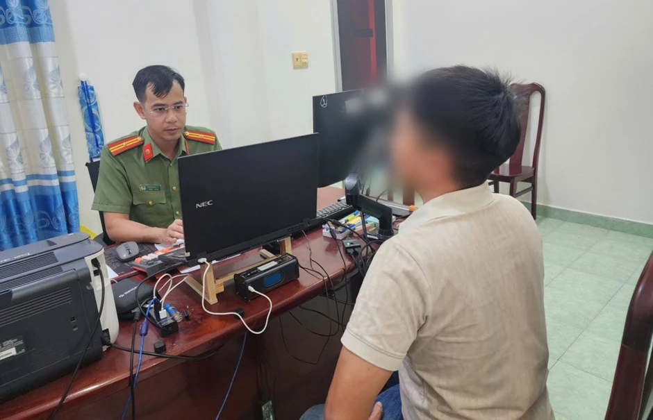 Đăng clip 'chồng bỏ vợ con theo tiểu tam', người đàn ông bị công an mời làm việc Đăng clip 'chồng bỏ vợ con theo tiểu tam', người đàn ông bị công an mời làm việc