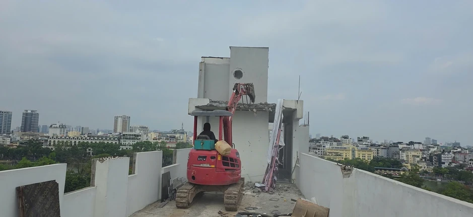 Đang phá dỡ khách sạn 9 tầng bên hồ Gươm Đang phá dỡ khách sạn 9 tầng bên hồ Gươm