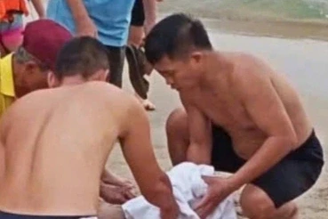 Đang tham quan, nhóm bác sĩ kịp thời cứu 2 du khách đuối nước Đang tham quan, nhóm bác sĩ kịp thời cứu 2 du khách đuối nước
