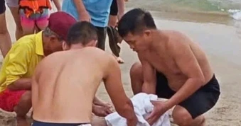 Đang tham quan, nhóm bác sĩ kịp thời cứu 2 du khách đuối nước