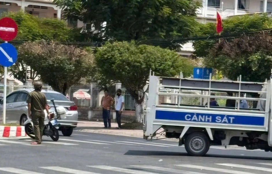 Danh tính 2 thanh niên chặn đầu ô tô, đập vỡ kính vì cho rằng bị 'kiếm chuyện' Danh tính 2 thanh niên chặn đầu ô tô, đập vỡ kính vì cho rằng bị 'kiếm chuyện'