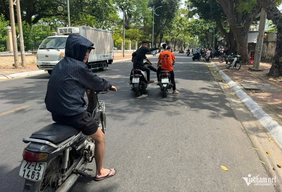 Danh tính 3 đối tượng dùng mũ bảo hiểm tấn công nam thanh niên ở TPHCM Danh tính 3 đối tượng dùng mũ bảo hiểm tấn công nam thanh niên ở TPHCM