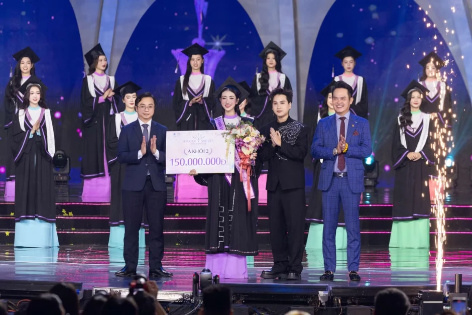 Danh tính cô gái "đổi giọng hát lấy tri thức" tại lễ tốt nghiệp đang viral: Là Á khôi cuộc thi danh tiếng! Danh tính cô gái "đổi giọng hát lấy tri thức" tại lễ tốt nghiệp đang viral: Là Á khôi cuộc thi danh tiếng!
