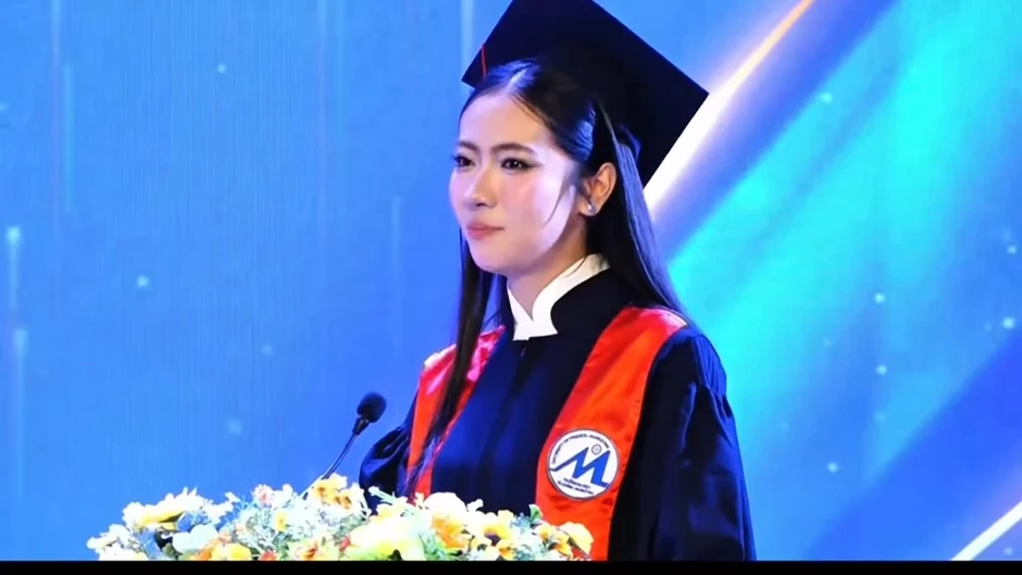 Danh tính cô gái "đổi giọng hát lấy tri thức" tại lễ tốt nghiệp đang viral: Là Á khôi cuộc thi danh tiếng! Danh tính cô gái "đổi giọng hát lấy tri thức" tại lễ tốt nghiệp đang viral: Là Á khôi cuộc thi danh tiếng!