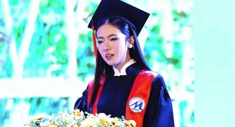 Danh tính cô gái "đổi giọng hát lấy tri thức" tại lễ tốt nghiệp đang viral: Là Á khôi cuộc thi danh tiếng!