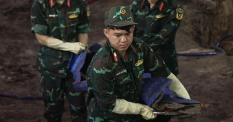 Đào 50m3 đất, tìm thấy thêm 5 bộ hài cốt liệt sỹ ở Công viên Lê Thị Riêng