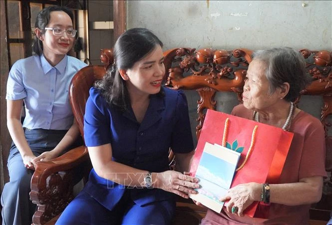 Đạo lý và trách nhiệm với người có công Đạo lý và trách nhiệm với người có công