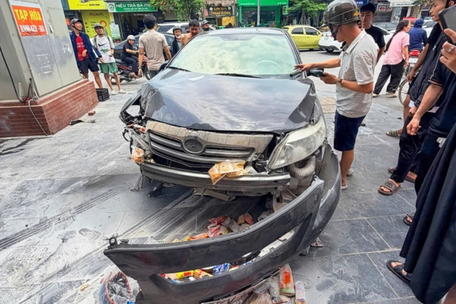 Đập cửa kính cứu tài xế mắc kẹt trong ôtô bốc khói Đập cửa kính cứu tài xế mắc kẹt trong ôtô bốc khói