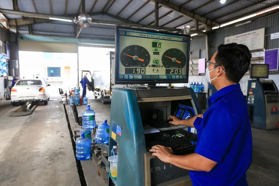'Đạp lút ga' kiểm định khí thải: Chuyên gia từng làm ngành ô tô Đức nói gì? 'Đạp lút ga' kiểm định khí thải: Chuyên gia từng làm ngành ô tô Đức nói gì?