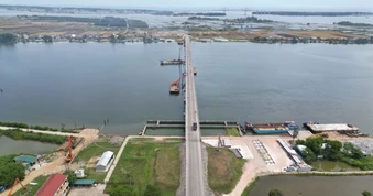 Đập ngăn mặn, giữ ngọt từng lớn nhất Đông Nam Á đang được đại tu