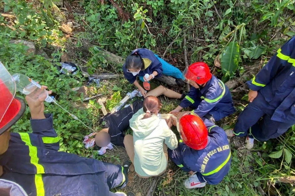 Đạp xe đi "phượt", 2 học sinh rơi xuống vực sâu 50m Đạp xe đi "phượt", 2 học sinh rơi xuống vực sâu 50m