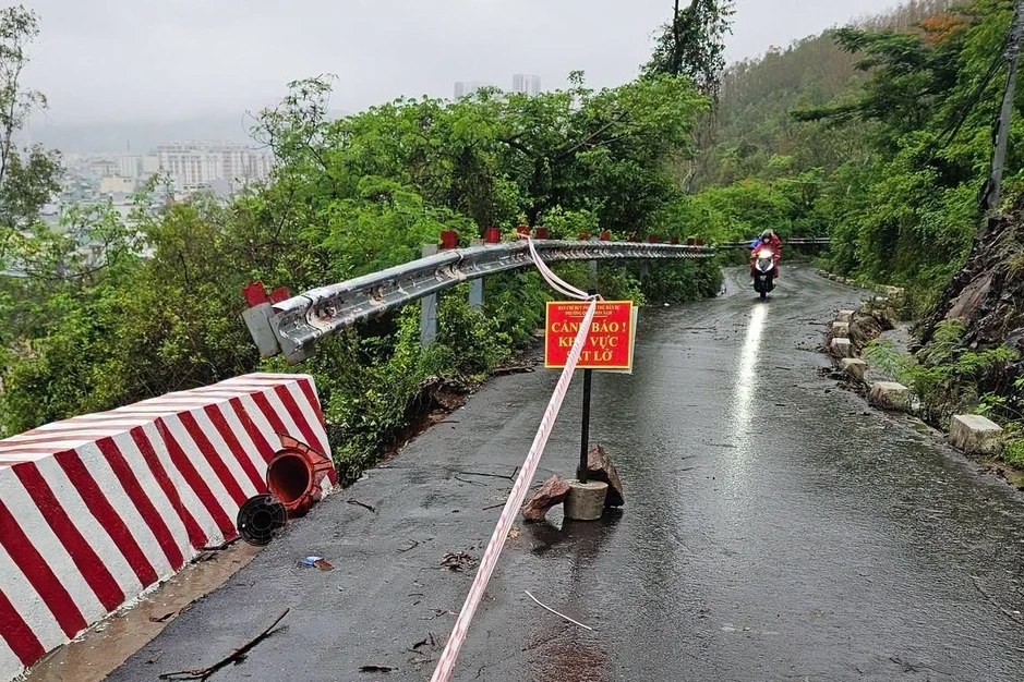 Đất đá từ núi tràn xuống đường sát nhà dân sau trận mưa lớn Đất đá từ núi tràn xuống đường sát nhà dân sau trận mưa lớn