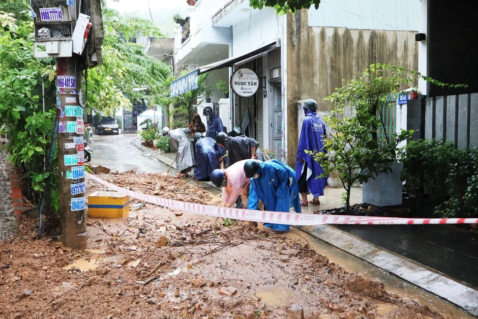 Đất đá từ núi tràn xuống đường sát nhà dân sau trận mưa lớn Đất đá từ núi tràn xuống đường sát nhà dân sau trận mưa lớn