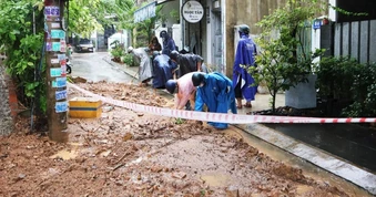Đất đá từ núi tràn xuống đường sát nhà dân sau trận mưa lớn