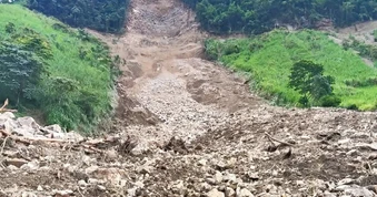 Đất đá từ trên núi đổ xuống như thác ở Nghệ An