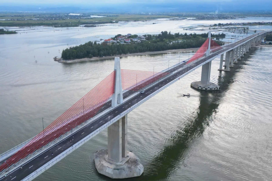 Dấu tích con đường hơn thế kỷ dưới cửa biển Thuận An Dấu tích con đường hơn thế kỷ dưới cửa biển Thuận An