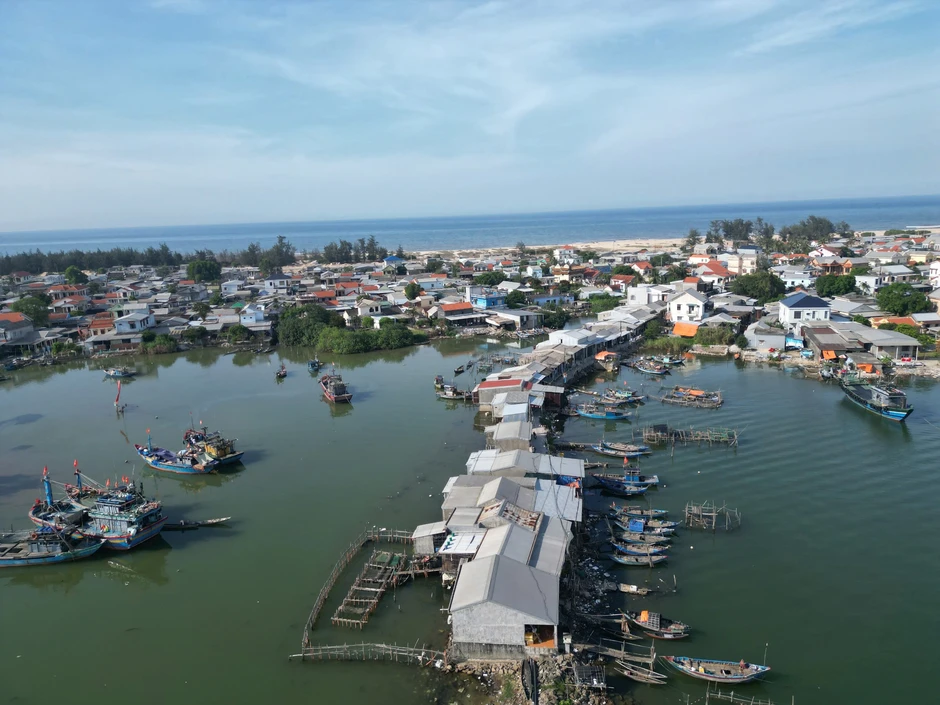 Dấu tích con đường hơn thế kỷ dưới cửa biển Thuận An Dấu tích con đường hơn thế kỷ dưới cửa biển Thuận An