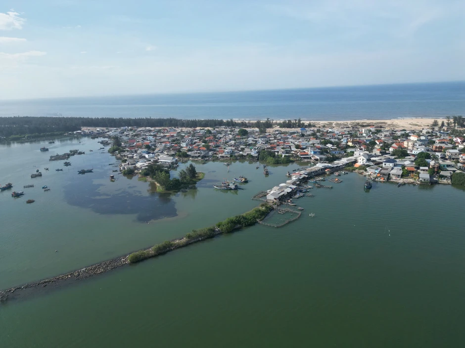 Dấu tích con đường hơn thế kỷ dưới cửa biển Thuận An Dấu tích con đường hơn thế kỷ dưới cửa biển Thuận An